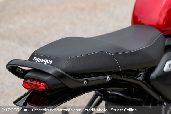 La selle biplace de la Triumph Thruxton 400