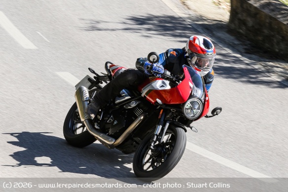 Svelte, étroite, la Thruxton se faufile partout et ne se pose aucune question