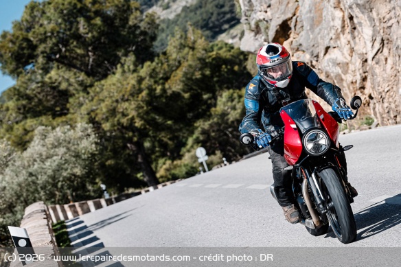 L'ergonomie est sportive, mais sans excès et la moto reste stable et réactive