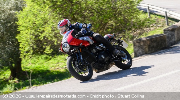 Essai de la moto Triumph Thruxton 400