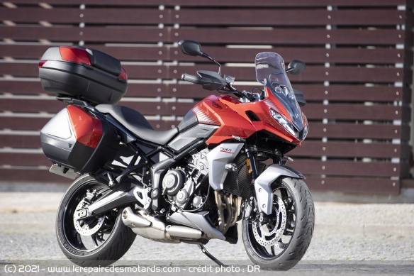 Bagagerie avec valises (57 l.) et top case (47 l.) aux couleurs de la moto
