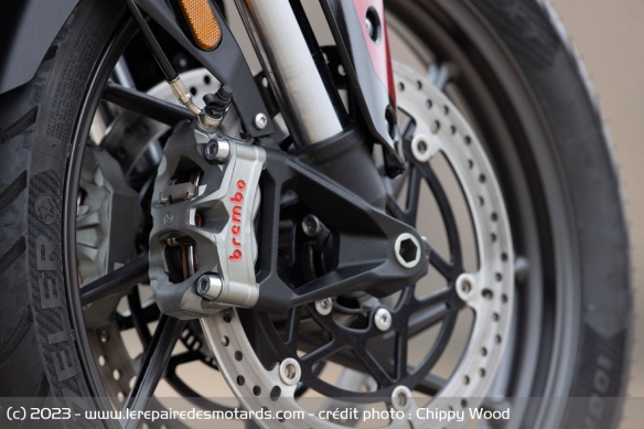 Le freinage est toujours confié à des pinces Brembo Stylema à l'avant
