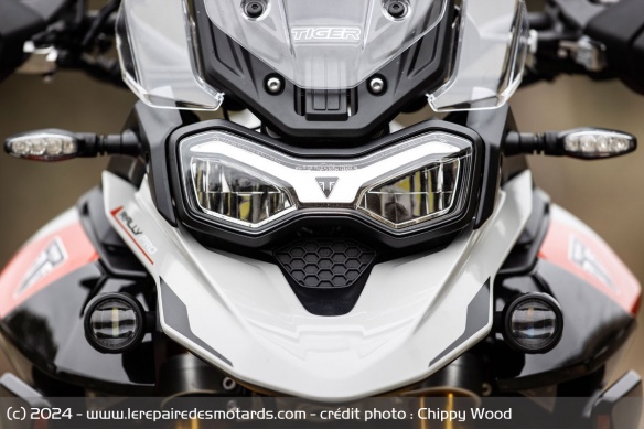 Le phare avant de la Triumph Tiger 900 Rally Pro