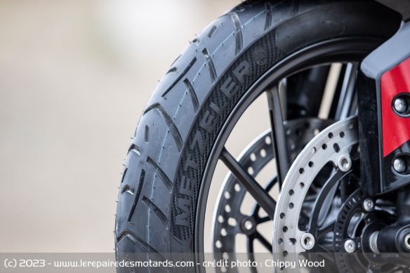 Les jantes aluminium sont chaussées en Metzeler Tourance Next