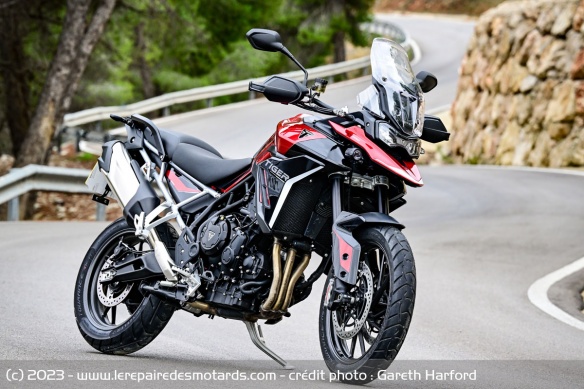 Triumph dynamise un peu plus le design de son trail