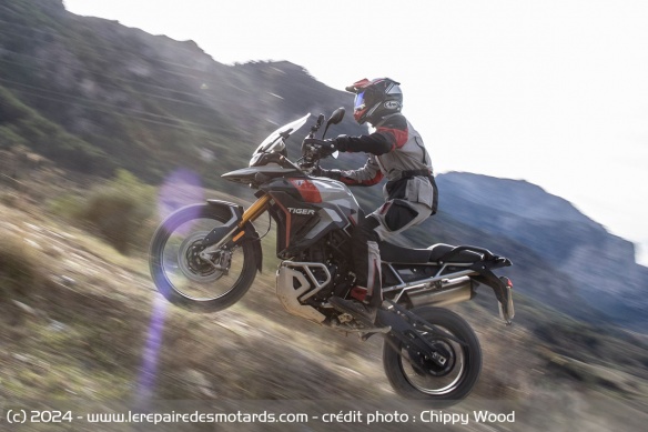 La Triumph Tiger 900 Rally Pro à l'accélération