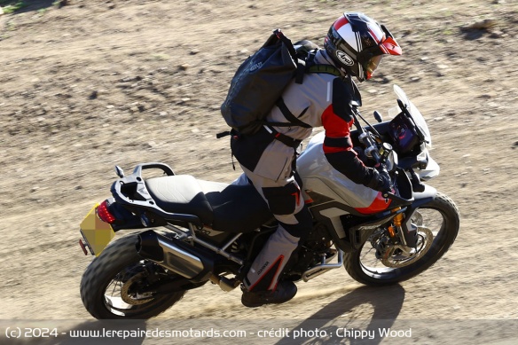 La Triumph Tiger 900 Rally Pro sur piste roulante