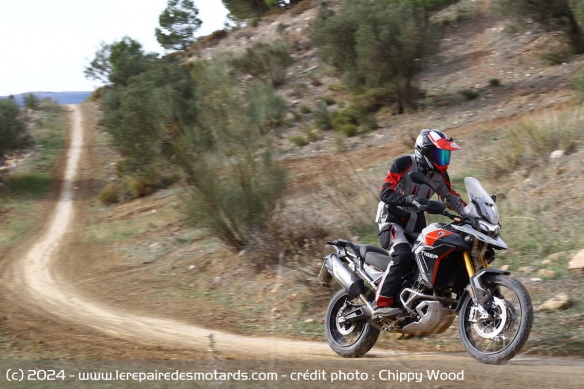 La Triumph Tiger 900 Rally Pro sur piste en terre