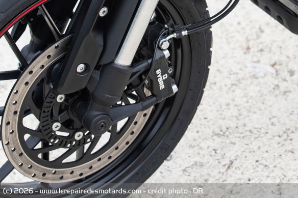 Le frein avant ByBre de la Triumph Tracker 400