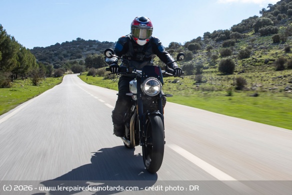 La direction l&eacute;g&egrave;re offre une certaine douceur, comme la moto dans son ensemble