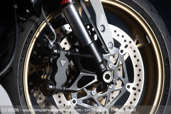 Les &eacute;triers de frein avant de la Triumph Trident 800