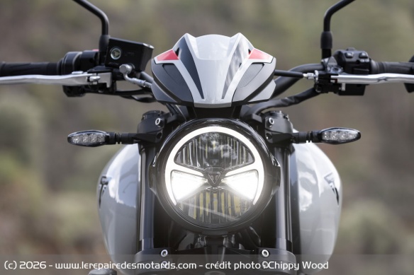 Tout l'&eacute;clairage de la moto est &agrave; LED