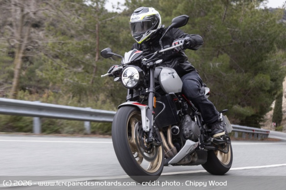 Stable &agrave; haute vitesse, la Trident connait quelques vibrations mais qui ne sont pas g&ecirc;nantes &agrave; vitesse stabilis&eacute;e