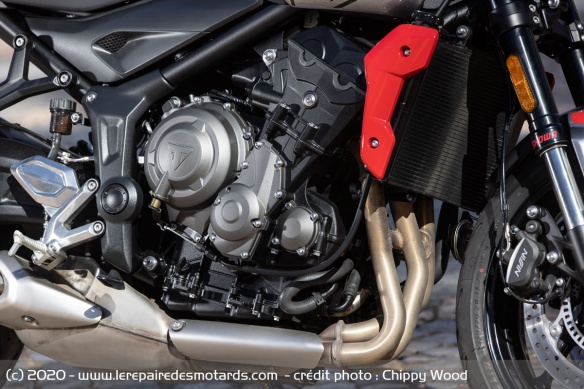 Le trois cylindres est repris de la Street Triple S et dérivé des anciens 675