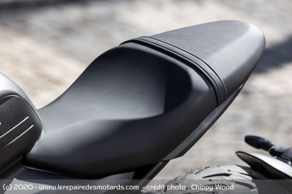 La selle est plutôt confortable, dommage que les poignées passager soient en option