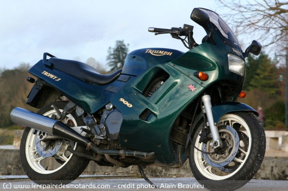 Dans sa robe BRG (British Racing Green) le charme anglais opère. 