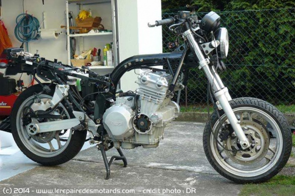 Triumph Trophy 900 dénudée