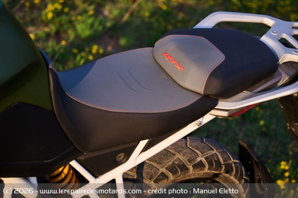 La selle biplace de la TVS RTX 300