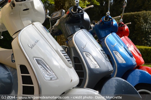 Coloris Vespa 300 GTS Super : blanc, gris, bleu et rouge