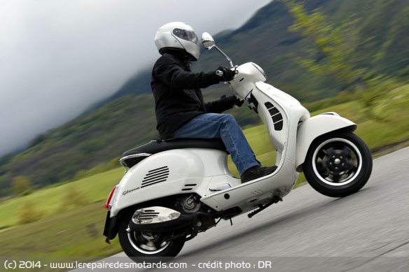 Vespa 300 Super GTS sur nationale