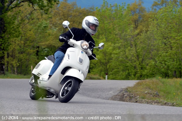 Vespa 300 Super sur départementale