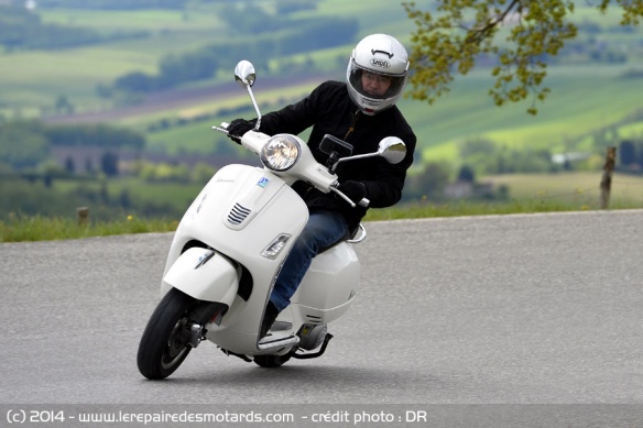Scooter Vespa 300 Super sur route