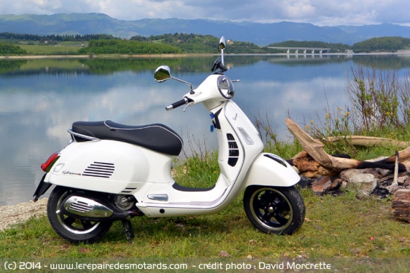 Vespa GTS 300 Super dans la nature