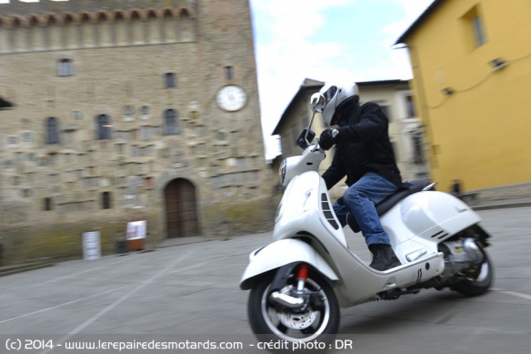 Vespa GTS 300 en ville