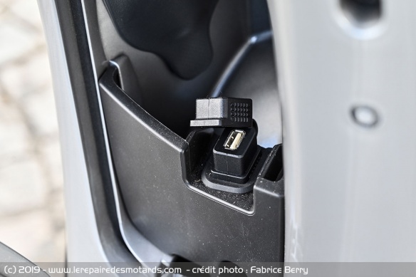 Une prise USB pour recharger dans la boite à gants