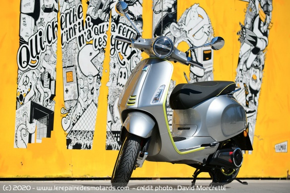 Coloris jaune électrique, que l'on retrouve sur le liseré de coque