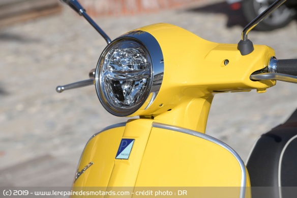Phare avant de la Vespa GTS 300 HPE
