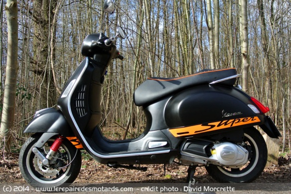 Vue de côté du Vespa GTS 125 Super ie