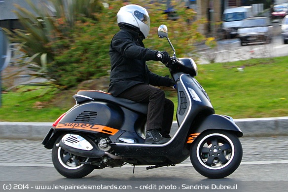 Vespa GTS 125 Supersport en ville