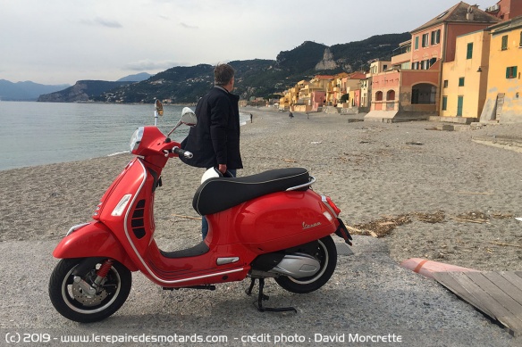Essai scooter Vespa GTS 300 HPE sur la plage