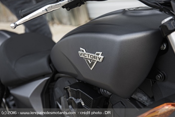 La Victory Octane est proposée dans un coloris gris mat