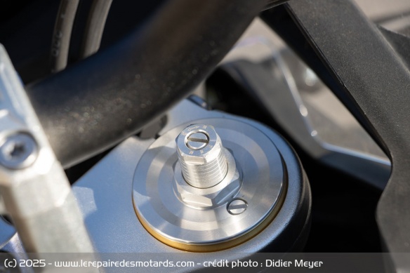 La fourche KYB est int&eacute;gralement r&eacute;glable