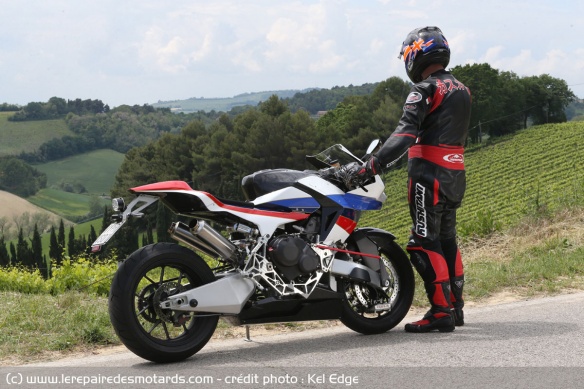 En selle pour l'essai de la Vyrus 986 M2 Strada
