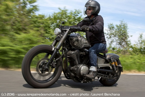 Yamaha Bolt Mad Max sur route