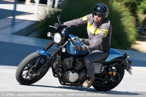 Yamaha XV 950 Racer en virage