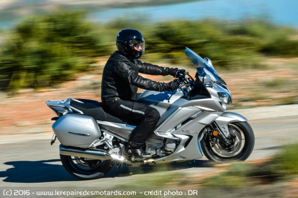 Yamaha FJR 1300 sur autoroute