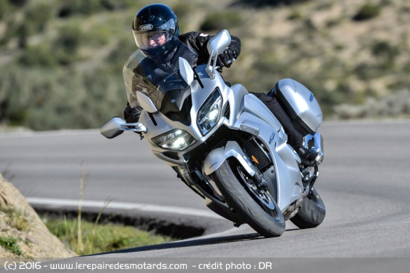 Yamaha FJR 1300 AE sur départementale