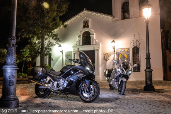 Yamaha FJR 1300 de nuit