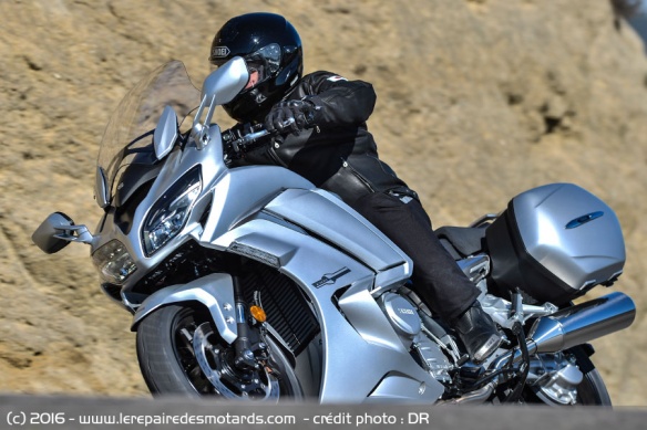 Yamaha FJR 1300 AE sur route