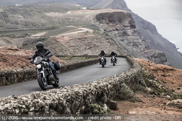 Femme en Yamaha MT-07