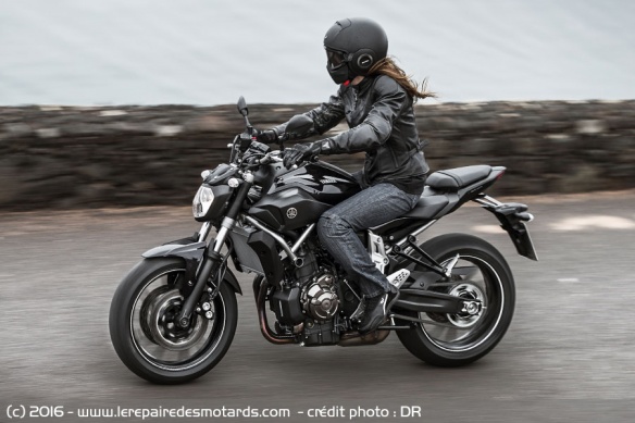 Femme en Yamaha MT-07