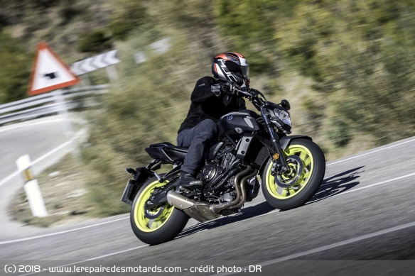 Mais c'est bien sur les petites routes que la Yamaha est le plus à l'aise