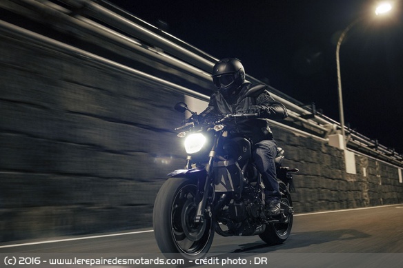 Route de nuit en Yamaha MT-07