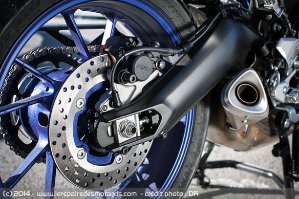Le silencieux compact vient se placer sous le moteur