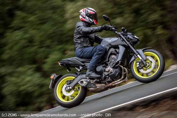 Yamaha MT-09 sur route