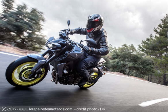 Yamaha MT-09 sur route